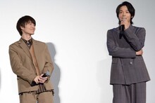 左から神木隆之介、中村倫也。