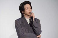 理想のクリスマスプランをプレゼンする中村倫也。