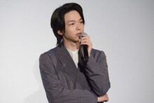 理想のクリスマスプランをプレゼンする中村倫也。