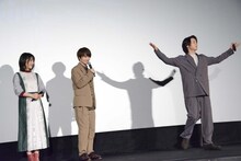 誕生日を祝福され両手を広げる中村倫也（右）。