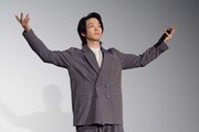 誕生日を祝福され両手を広げる中村倫也。