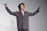 誕生日を祝福され両手を広げる中村倫也。