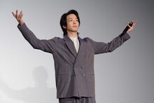 誕生日を祝福され両手を広げる中村倫也。
