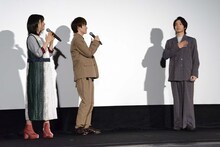 中村倫也（右）へのバースデーソングを歌う神木隆之介（中央）と浜辺美波（左）。