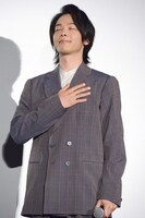 目を閉じてバースデーソングに聴き入る中村倫也。