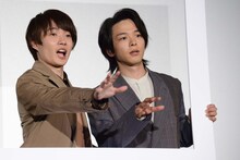 フォトセッションでびっくりした表情を作る神木隆之介（左）と中村倫也（右）。