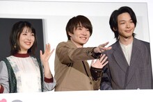 左から浜辺美波、神木隆之介、中村倫也。