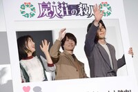 左から浜辺美波、神木隆之介、中村倫也。