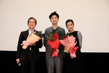 「カツベン！」舞台挨拶にて、左から周防正行、成田凌、黒島結菜。