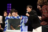 ゲームに挑む中村嘉惟人（左）、立花裕大（右）。