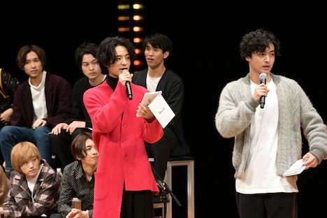 MCを務めた塩野瑛久（左）、栗山航（右）。