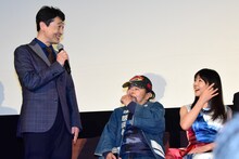 左から北山雅康、佐藤蛾次郎、美保純。