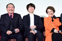 左から前田吟、吉岡秀隆、倍賞千恵子。