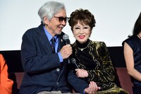 山田洋次（左）に寄り添う浅丘ルリ子（右）。