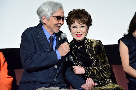 山田洋次（左）に寄り添う浅丘ルリ子（右）。