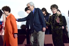 連れ立って退場する倍賞千恵子（左）、山田洋次（中央）、浅丘ルリ子（右）。