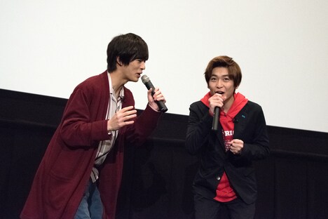 ギャグを披露する奥野壮（左）と高橋文哉（右）。