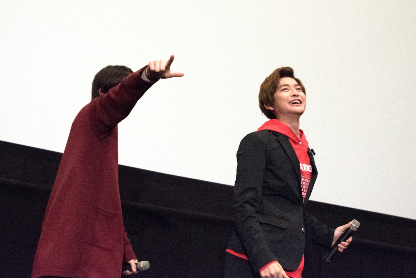 「アルトじゃ～ないと！」とポーズを決める奥野壮（左）。