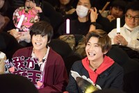 応援上映を体験する奥野壮（左）と高橋文哉（右）。