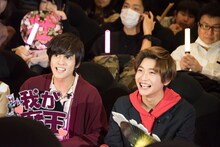 応援上映を体験する奥野壮（左）と高橋文哉（右）。