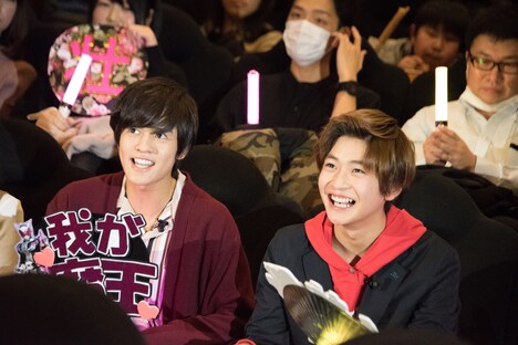 応援上映を体験する奥野壮（左）と高橋文哉（右）。