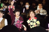 応援上映を体験する奥野壮（左）と高橋文哉（右）。