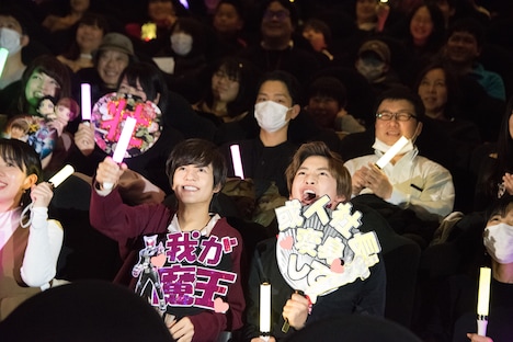 応援上映を体験する奥野壮（左）と高橋文哉（右）。