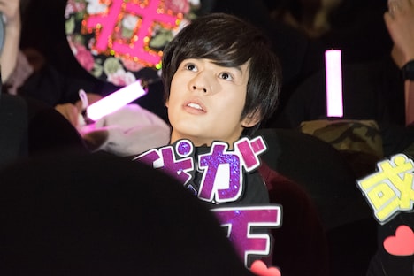 応援上映を体験する奥野壮。