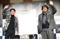「パラサイト 半地下の家族」記者会見にて、左からソン・ガンホ、ポン・ジュノ。