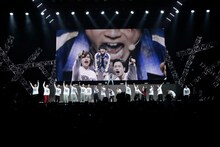 「行くぞてめえら！」と叫ぶ山田裕貴（後方中央）。