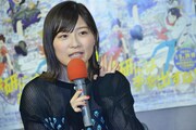 松岡美里からもらったイヤリングを見せる伊藤沙莉。