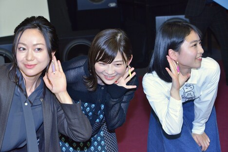 おそろいのイヤリングを見せるキャスト陣。