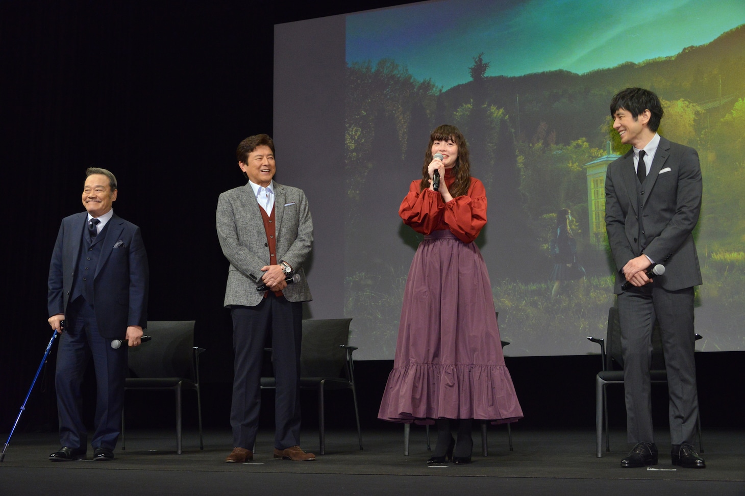 左から西田敏行、三浦友和、モトーラ世理奈、西島秀俊。