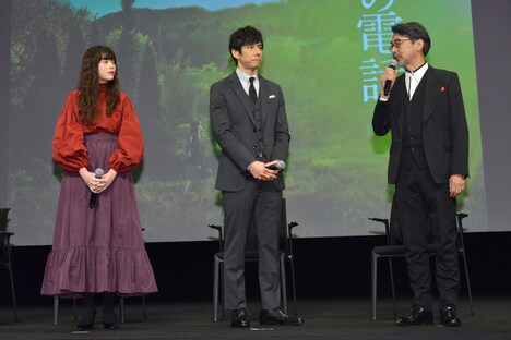 左からモトーラ世理奈、西島秀俊、諏訪敦彦。