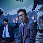 イ・ソンギュンが北朝鮮最高指導者の専属医に扮する「PMC:ザ・バンカー」新写真