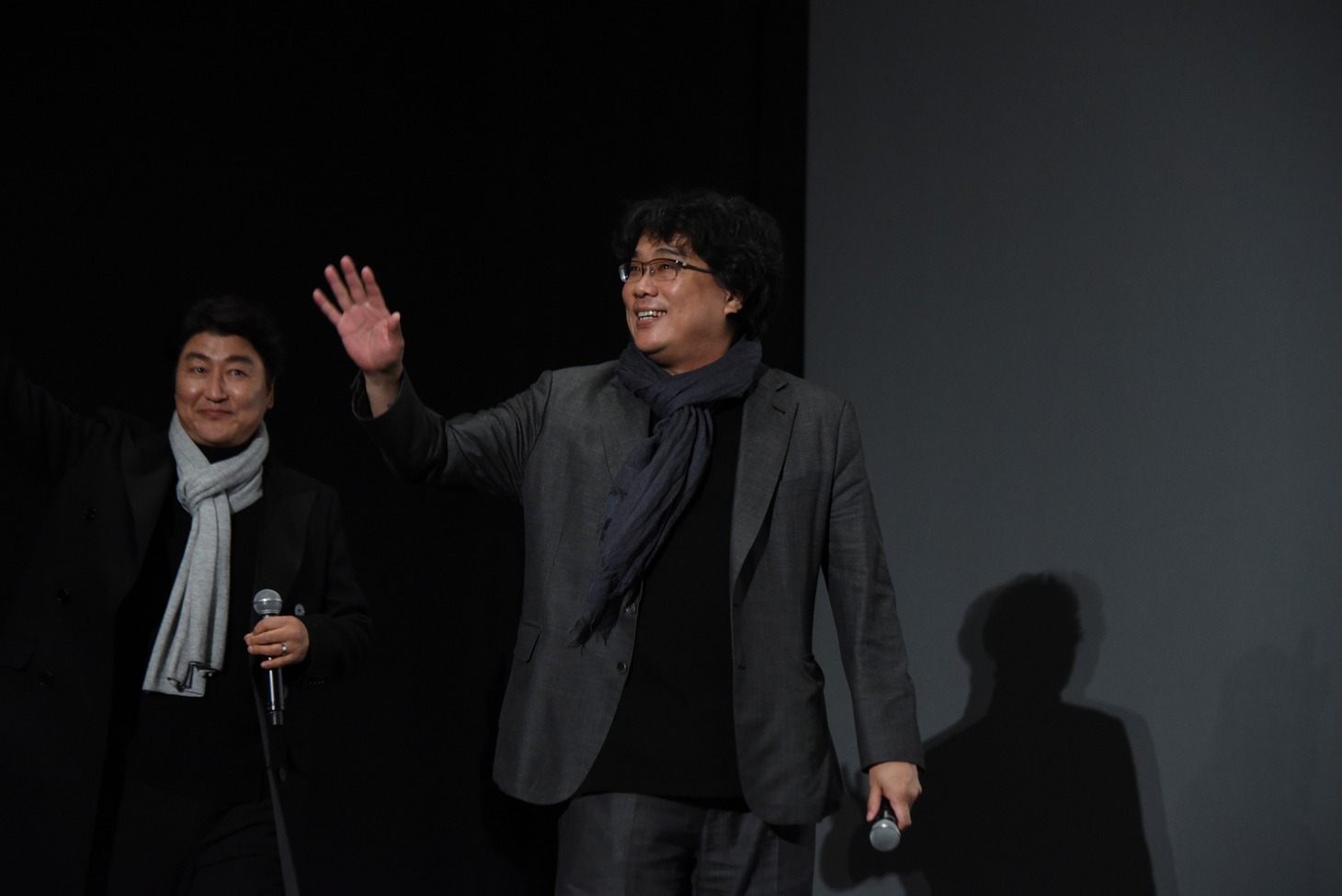 左からソン・ガンホ、ポン・ジュノ。