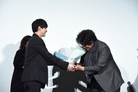 ポン・ジュノ（右）に花束を渡す吉沢亮（左）。