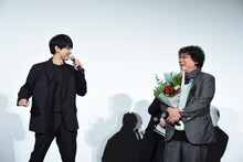 左から吉沢亮、ポン・ジュノ。