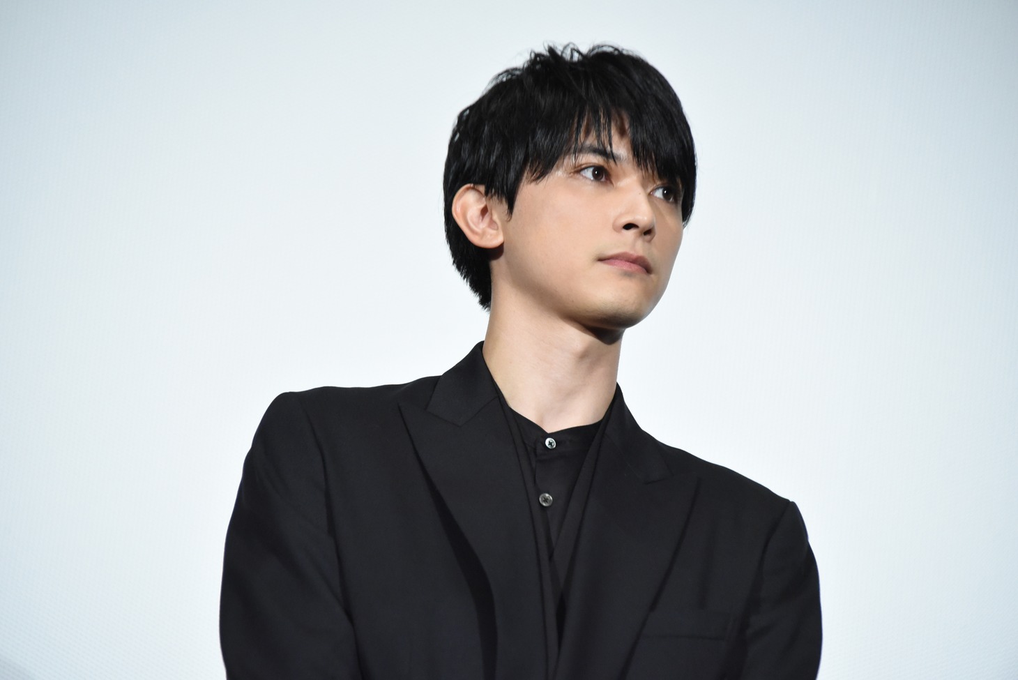 緊張気味にポン・ジュノの話を聞く吉沢亮。