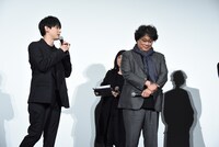 左から吉沢亮、ポン・ジュノ。