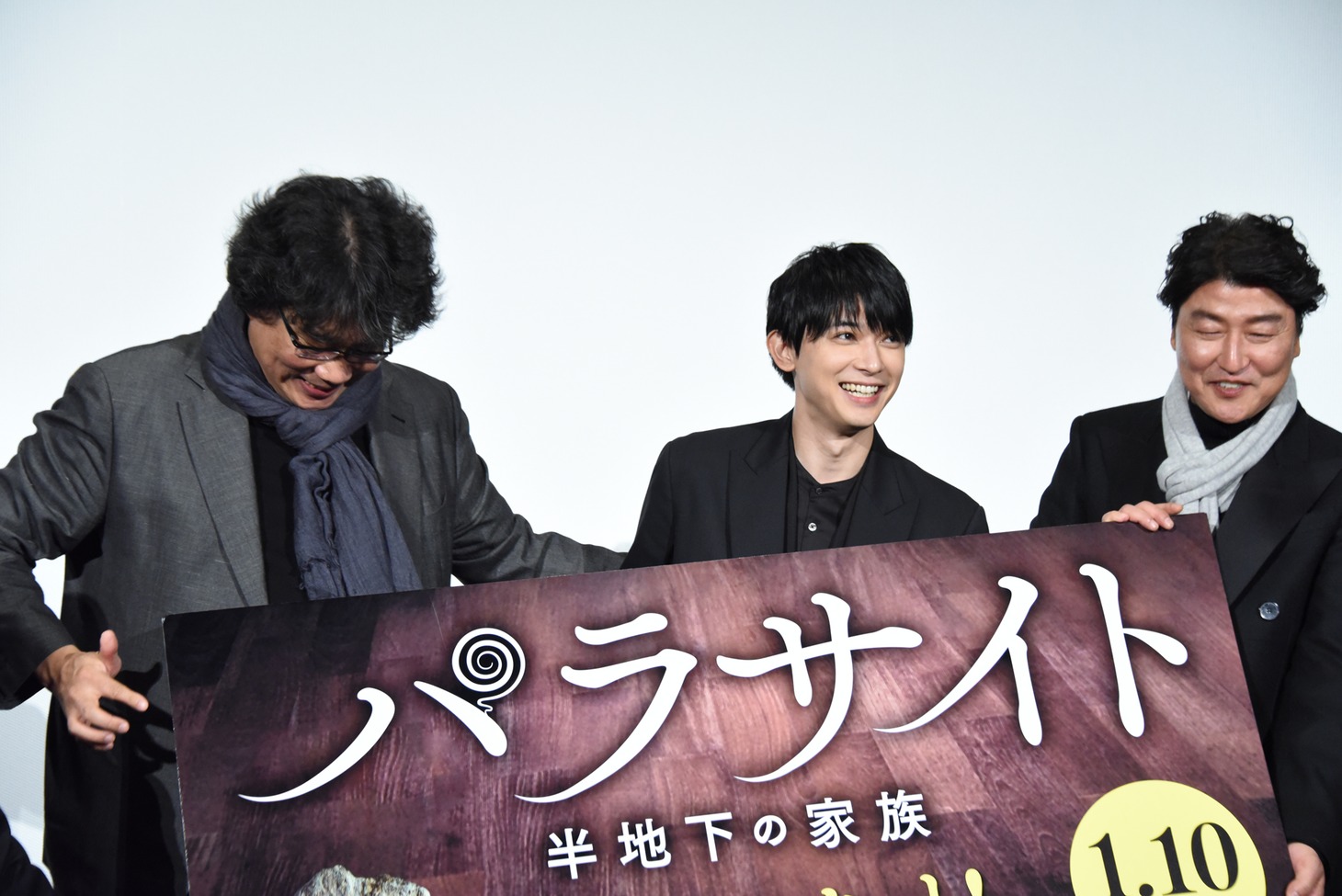 写真撮影の際、ポン・ジュノ（左）に促され、センターに立つことになった吉沢亮（中央）。
