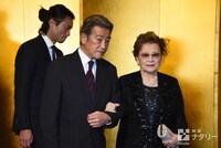 手前左から神田正輝、石原まき子。