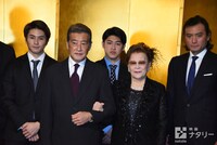 中央左から神田正輝、石原まき子。