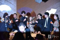 乾杯する受賞者たち。