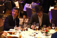 歓談する舘ひろし（左）と山崎貴（右）。