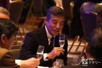 乾杯する舘ひろし。