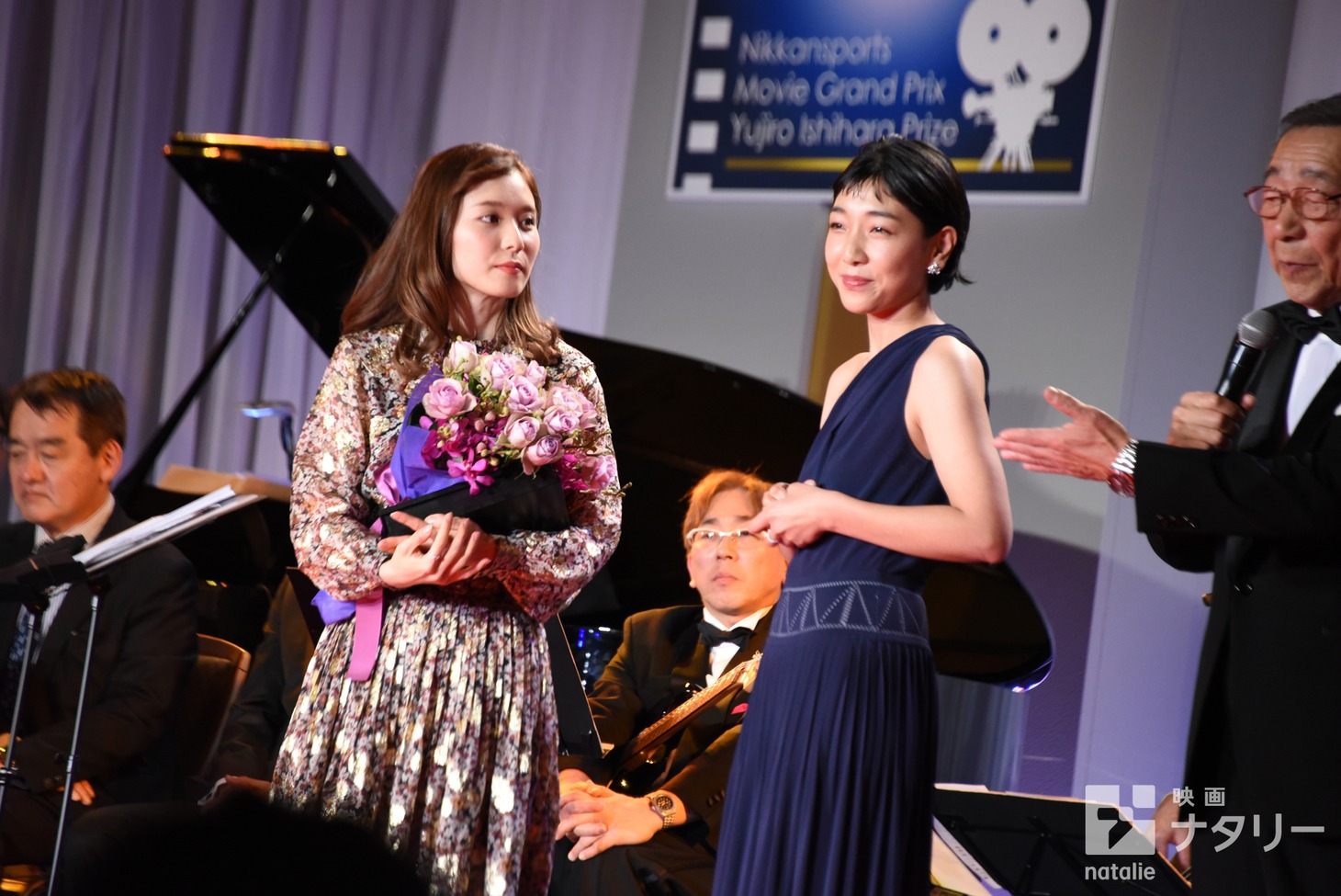 左から松岡茉優、安藤サクラ。