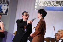 鈴鹿央士（右）。