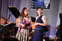 左から松岡茉優、安藤サクラ。