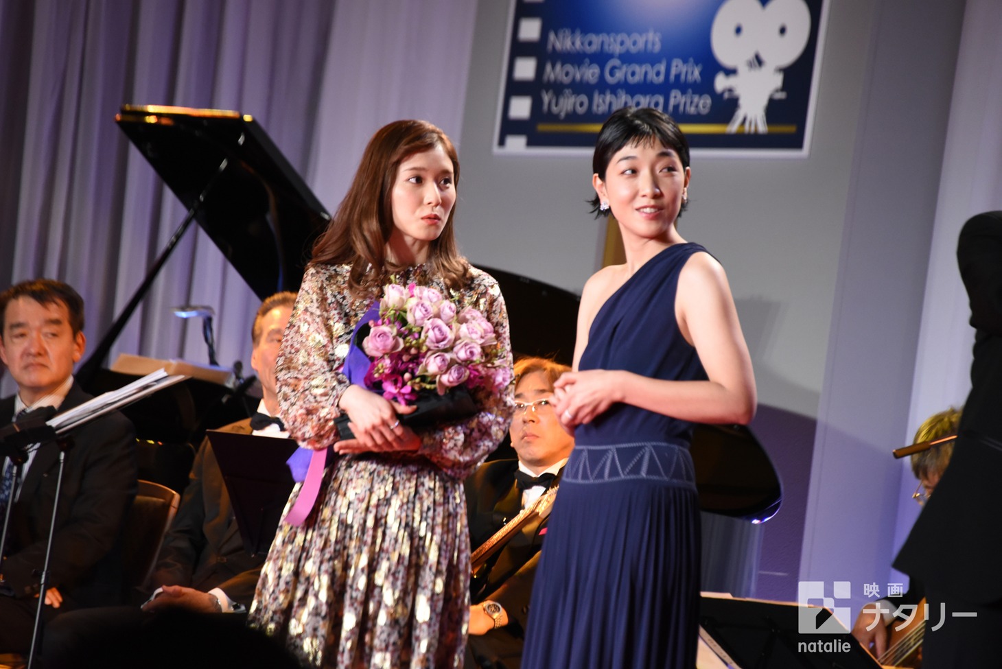 左から松岡茉優、安藤サクラ。